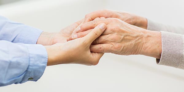 Assistenza sociale persone che si tengono le mani