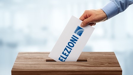 Elezioni foglio che viene inserito in una urna elettorale