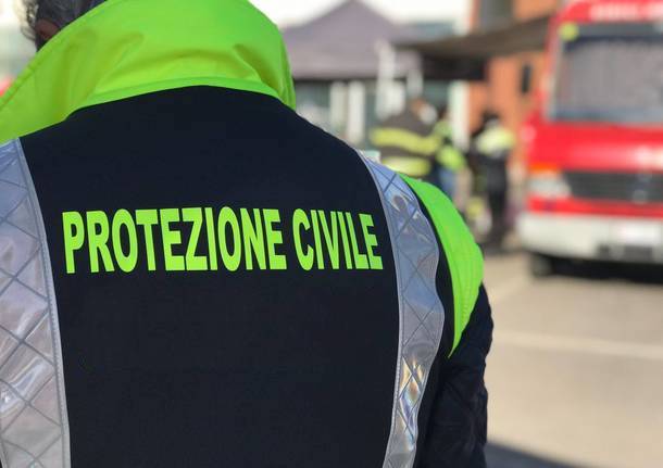 persona con giacca della protezione civile