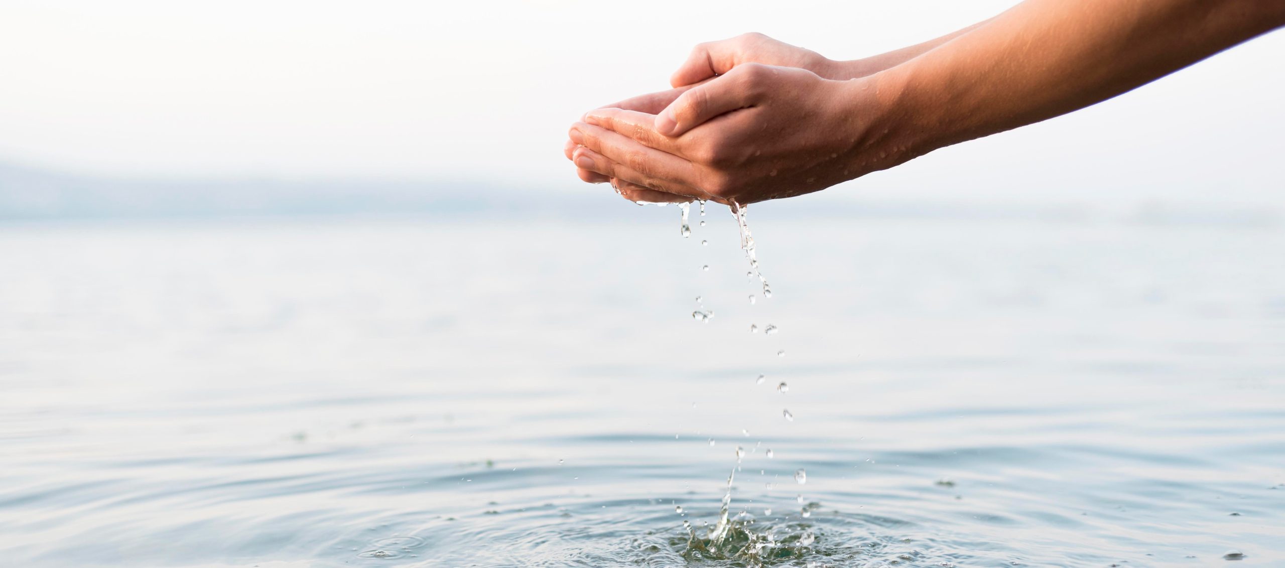 acqua persona che prende l'acqua con le mani