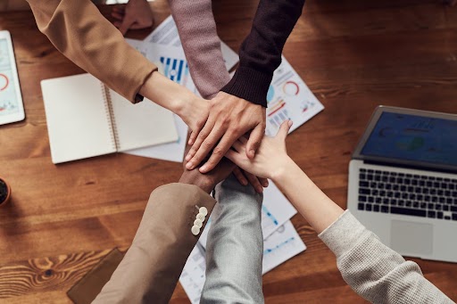 associazioni persone che uniscono le mani